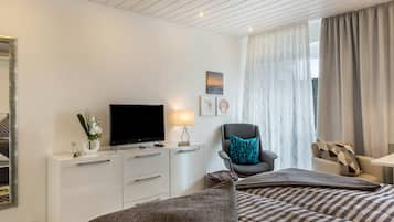 1 bedroom, bed sheets