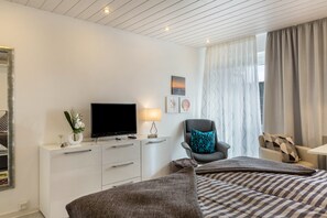 1 bedroom, bed sheets - Modern Holiday Apartment “Urs” with Mountain View, Balcony, Sauna & Pool (Schönwald)