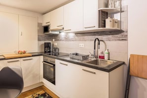 Frigorifero, microonde, forno, piano cottura