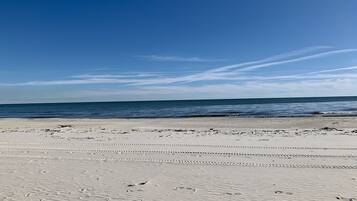 På stranden