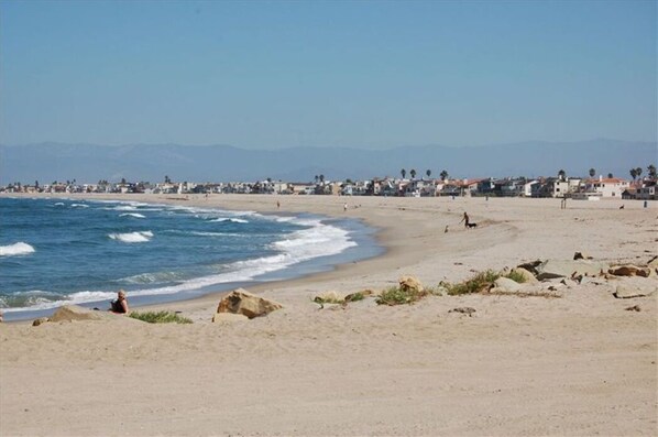 Perto da praia, espreguiçadeiras, toalhas de praia 