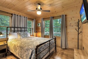 3 habitaciones, escritorio y tabla de planchar con plancha