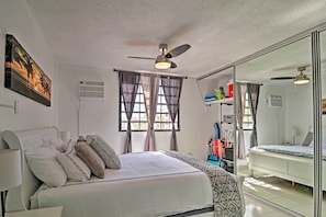 2 habitaciones, escritorio y tabla de planchar con plancha