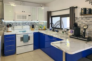 Refrigerador, microondas, parrilla de estufa y cafetera y tetera 