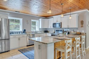 Fridge, microwave, oven, stovetop - Mountain Lake Lodge - Dog-friendly cabin with gentle lot and firepit. (Moneta)