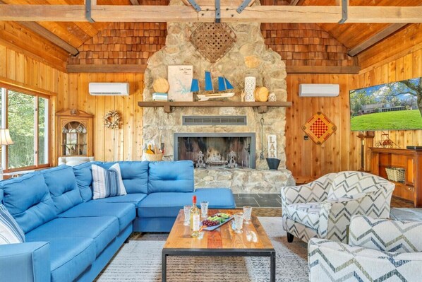 Téléviseur, foyer, livres