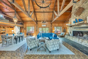 Télévision, cheminée, livres