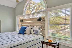 3 bedrooms, free WiFi, bed sheets - Mountain Lake Lodge - Dog-friendly cabin with gentle lot and firepit. (Moneta)