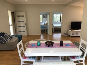 Dining - Relax and Unwind at peaceful Bundeena Retreat close to beaches and bushland (Bundeena)