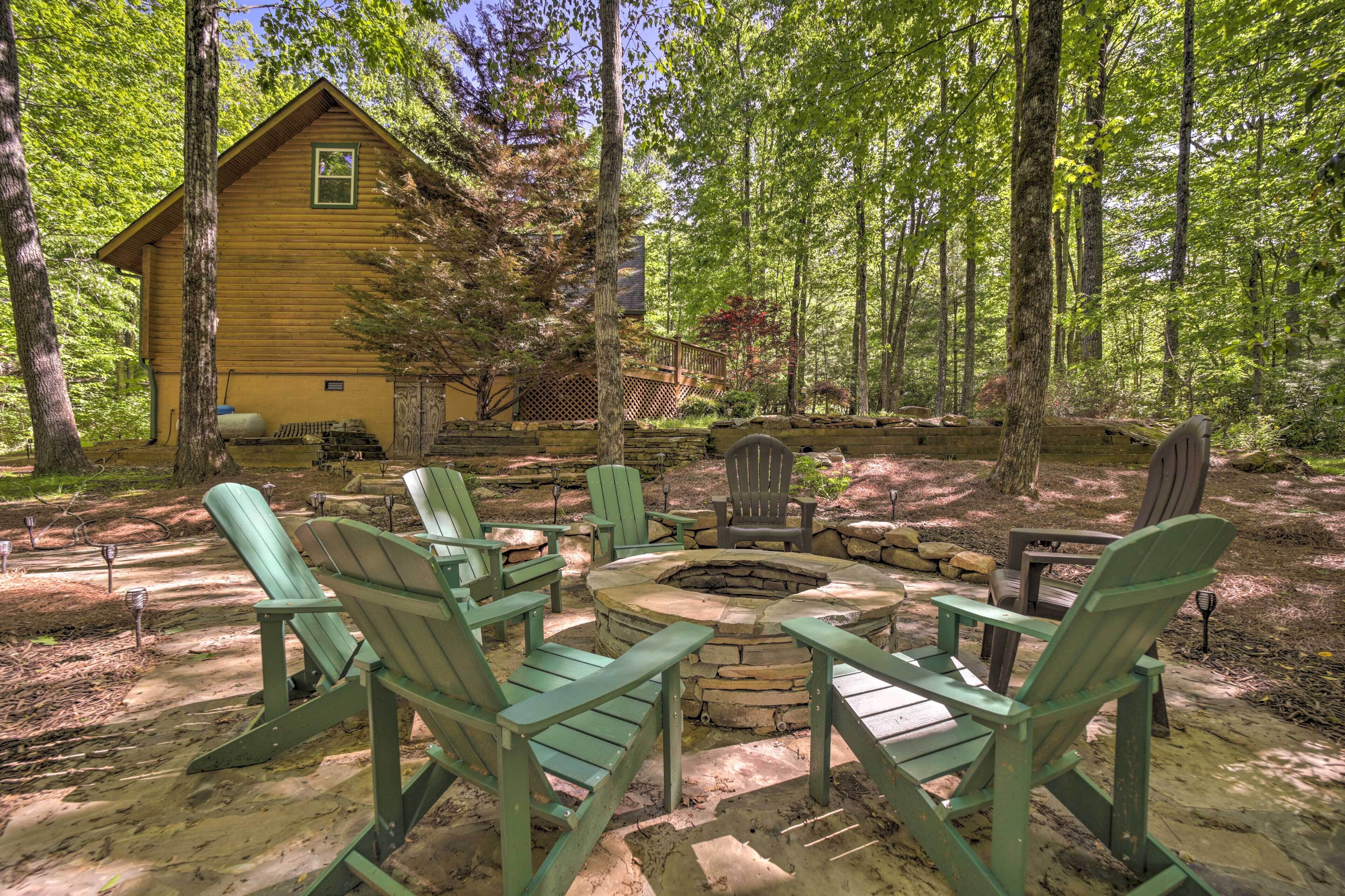 Sapphire Log Cabin w/ Wraparound Deck + Fire Pit!