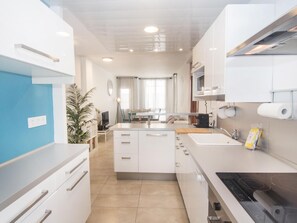 Kjøleskap, mikrobølgeovn, ovn og oppvaskmaskin