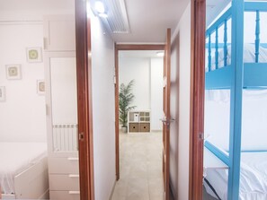 4 chambres, fer et planche à repasser, accès à Internet, literie fournie