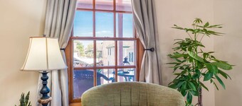 Center of Historic City- Balcony Overlooks Shops, Restaurants, Bars, Free Parking, Walk Everywhere!!