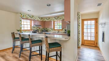 Kjøleskap, ovn, kokeplater og kaffetrakter/tekoker