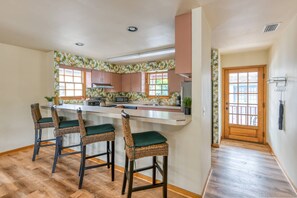 Fridge, oven, stovetop, coffee/tea maker