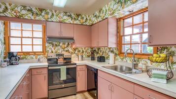 Fridge, oven, stovetop, coffee/tea maker