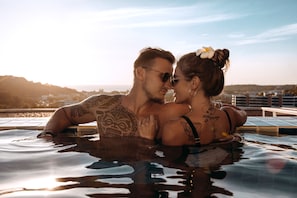 Outdoor pool, pool umbrellas, pool loungers - Santosa Detox & Wellness Center (Karon)