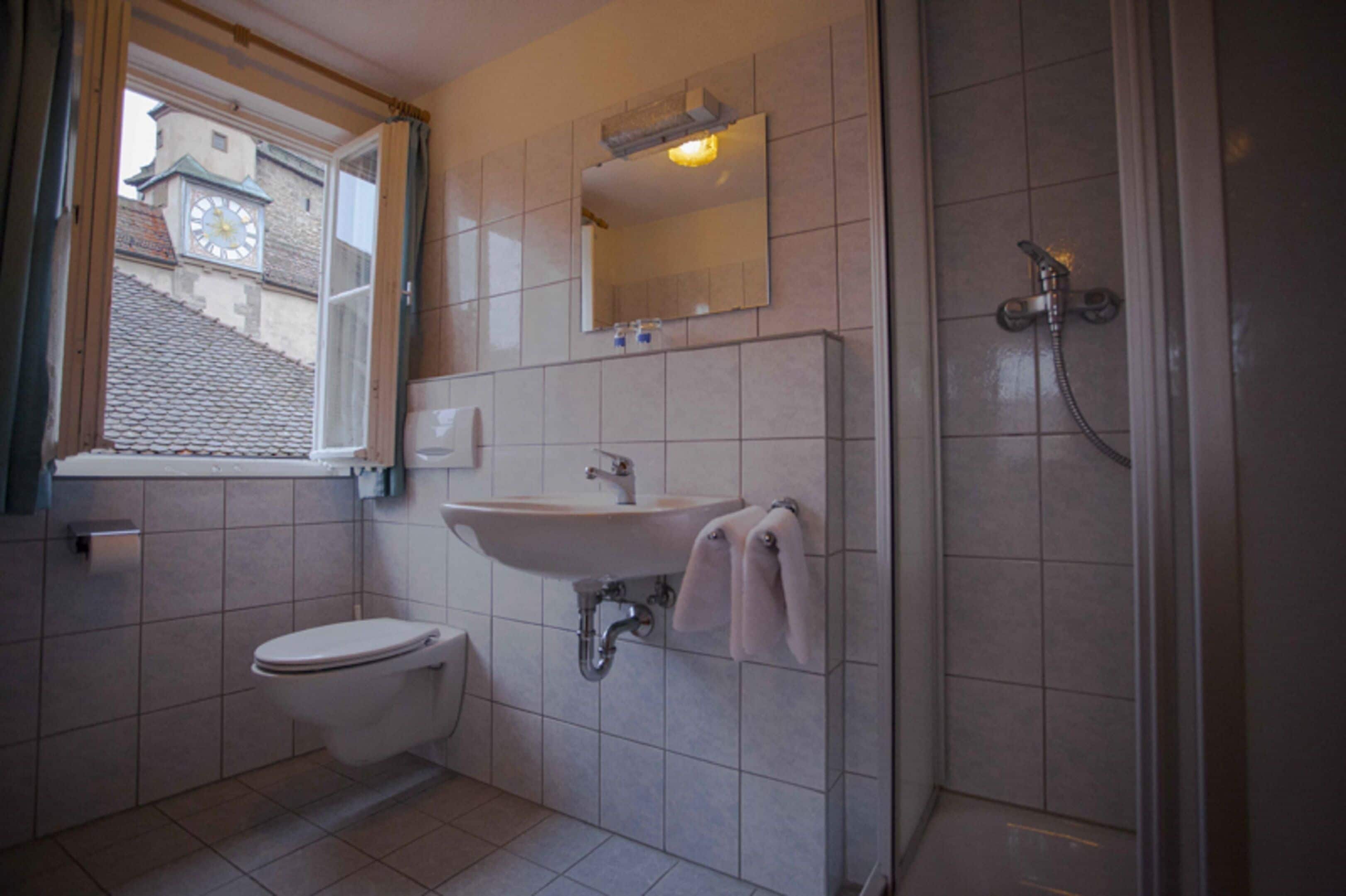 舒适双人房 | 浴室 | 吹风机、毛巾