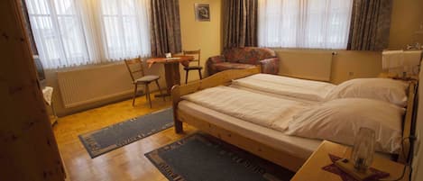 Kamar, Beberapa Tempat Tidur | Tempat tidur bayi gratis, Wi-Fi gratis, dan seprai linen