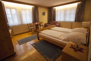 Room, Multiple Beds | Free cots/infant beds, free WiFi, bed sheets - Pension Elke Rothenburg (Rothenburg ob der Tauber)