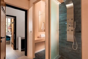 Suihku, hiustenkuivaaja, pyyhkeet, saippua