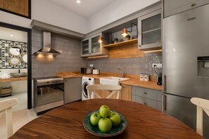 Jääkaappi, mikroaaltouuni, uuni, liesi