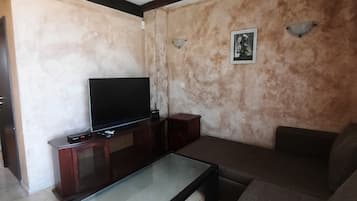 Villa | Wohnzimmer | 30-Zoll-Fernseher mit Kabelempfang, Kamin