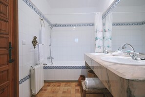 Combined shower/tub, bidet, towels