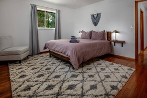 3 bedrooms, iron/ironing board, free WiFi, bed sheets - Private Farmland Setting, Open Floor Plan, Fire-Pit, BBQ, Next to Creek, Views of Forests and Hills (Gales Creek)