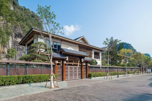 Presidential Villa, 1 King Bed | Minibar, in-room safe, desk, blackout curtains
