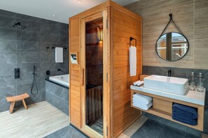 Suite Junior, 1 très grand lit | Salle de bain | Douche, articles de toilette (gratuits), séchoir à cheveux, pantoufles