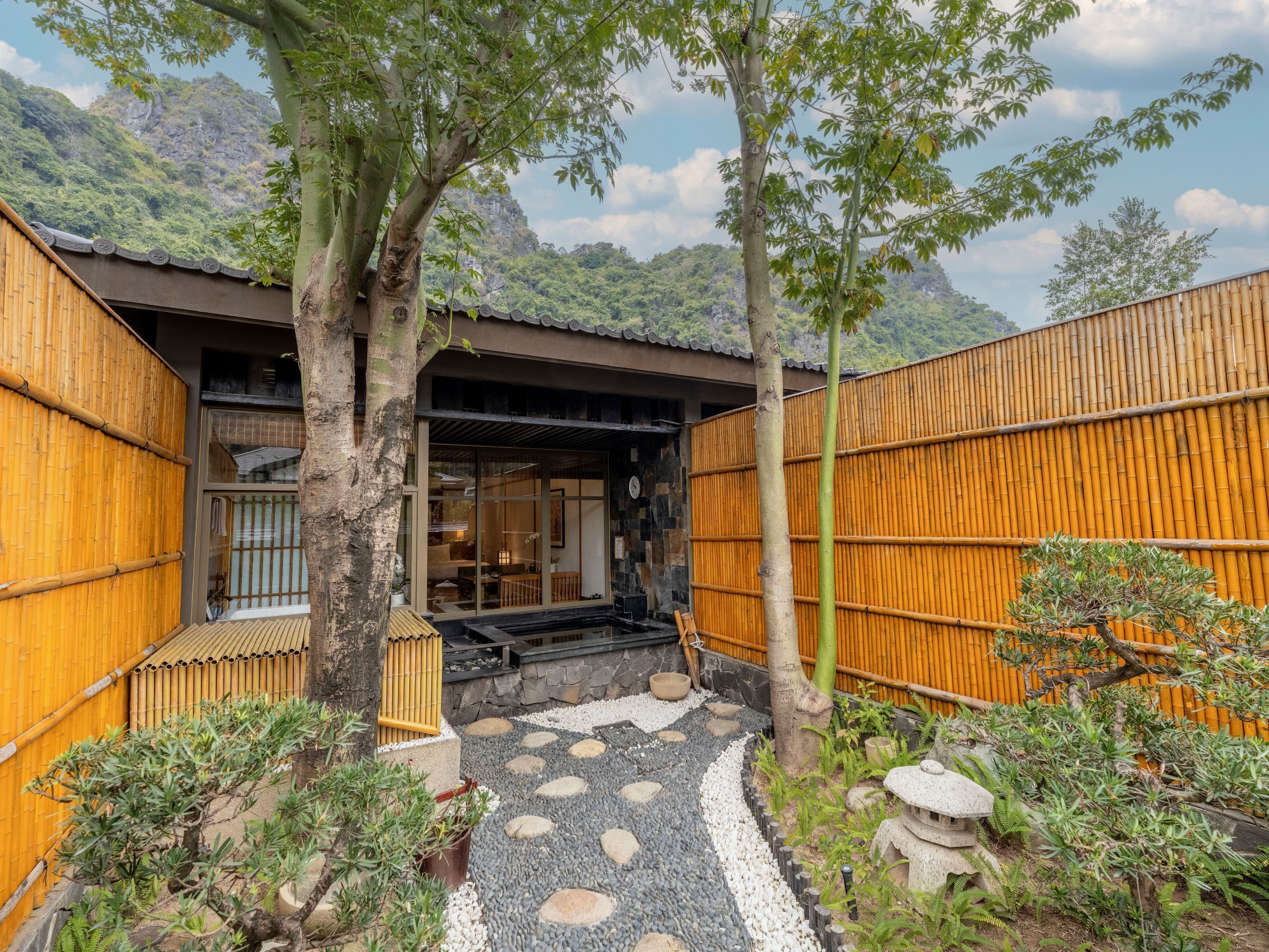 Washitsu Ichi with Public Onsen | Courtyard view