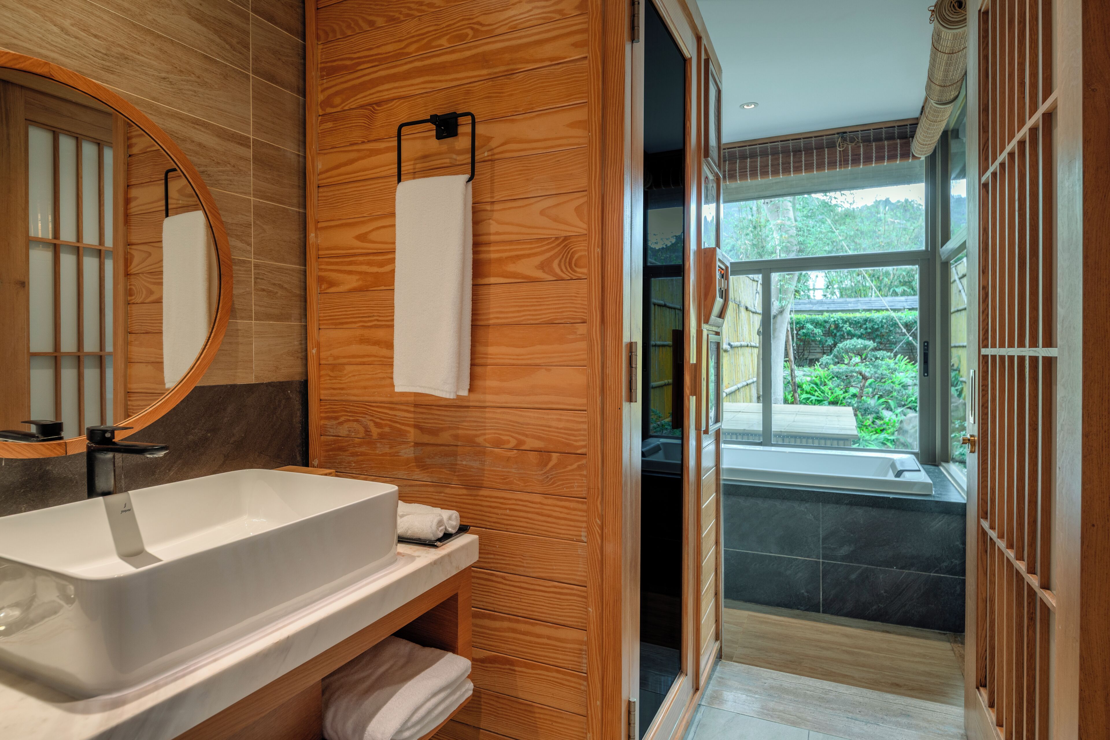 淋浴设施、免费洗浴用品、吹风机、拖鞋