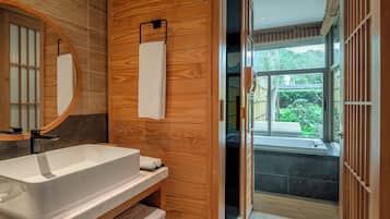 Dusche, kostenlose Toilettenartikel, Haartrockner, Hausschuhe