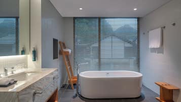 Biệt thự Deluxe, 3 phòng ngủ | Phòng tắm | Buồng tắm vòi sen, đồ dùng nhà tắm miễn phí, máy sấy tóc