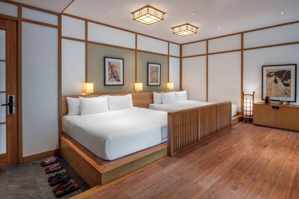 Premium Room, 1 King Bed | Minibar, in-room safe, desk, blackout drapes