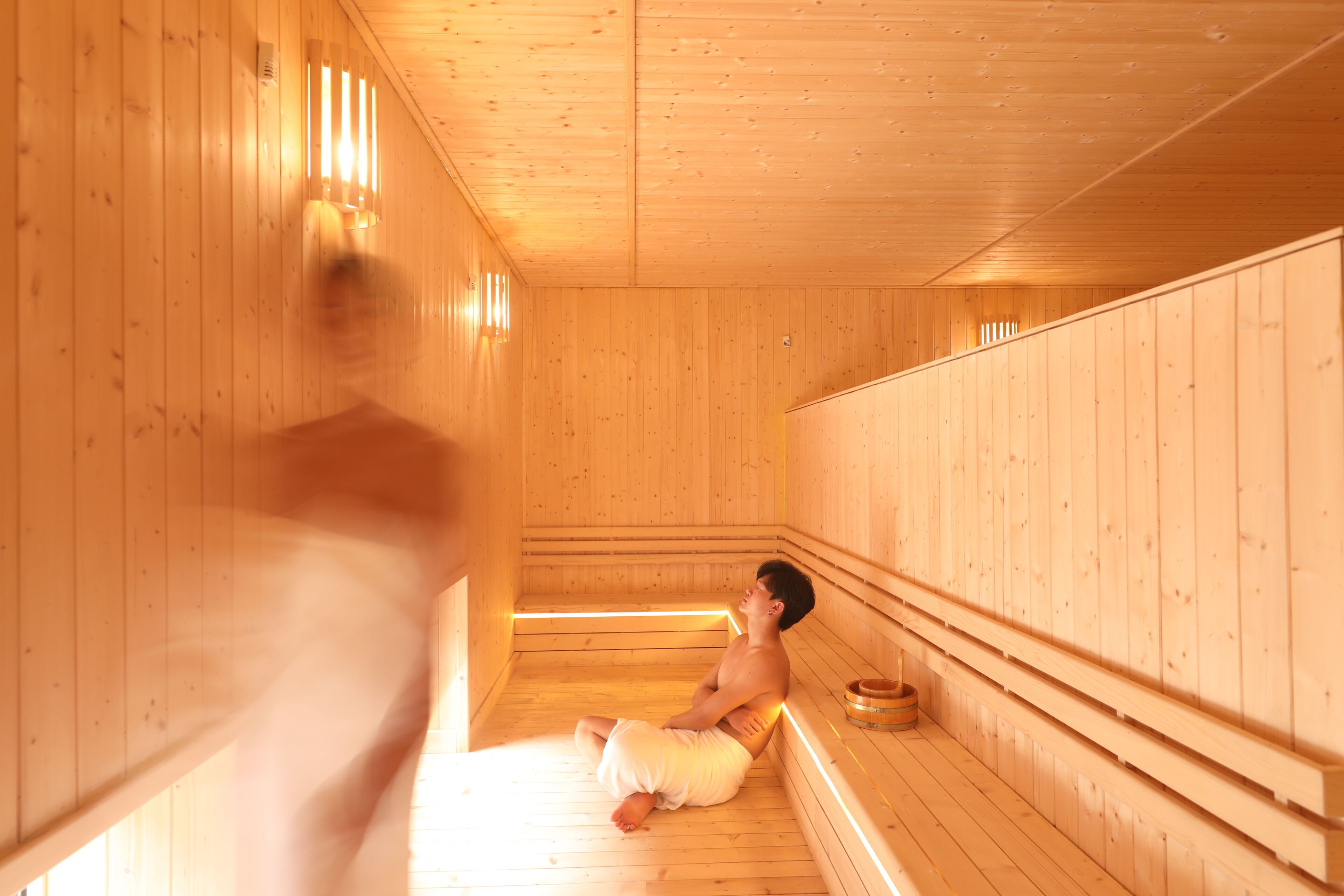 Couples treatment rooms, hot tub, body treatments, aromatherapy
