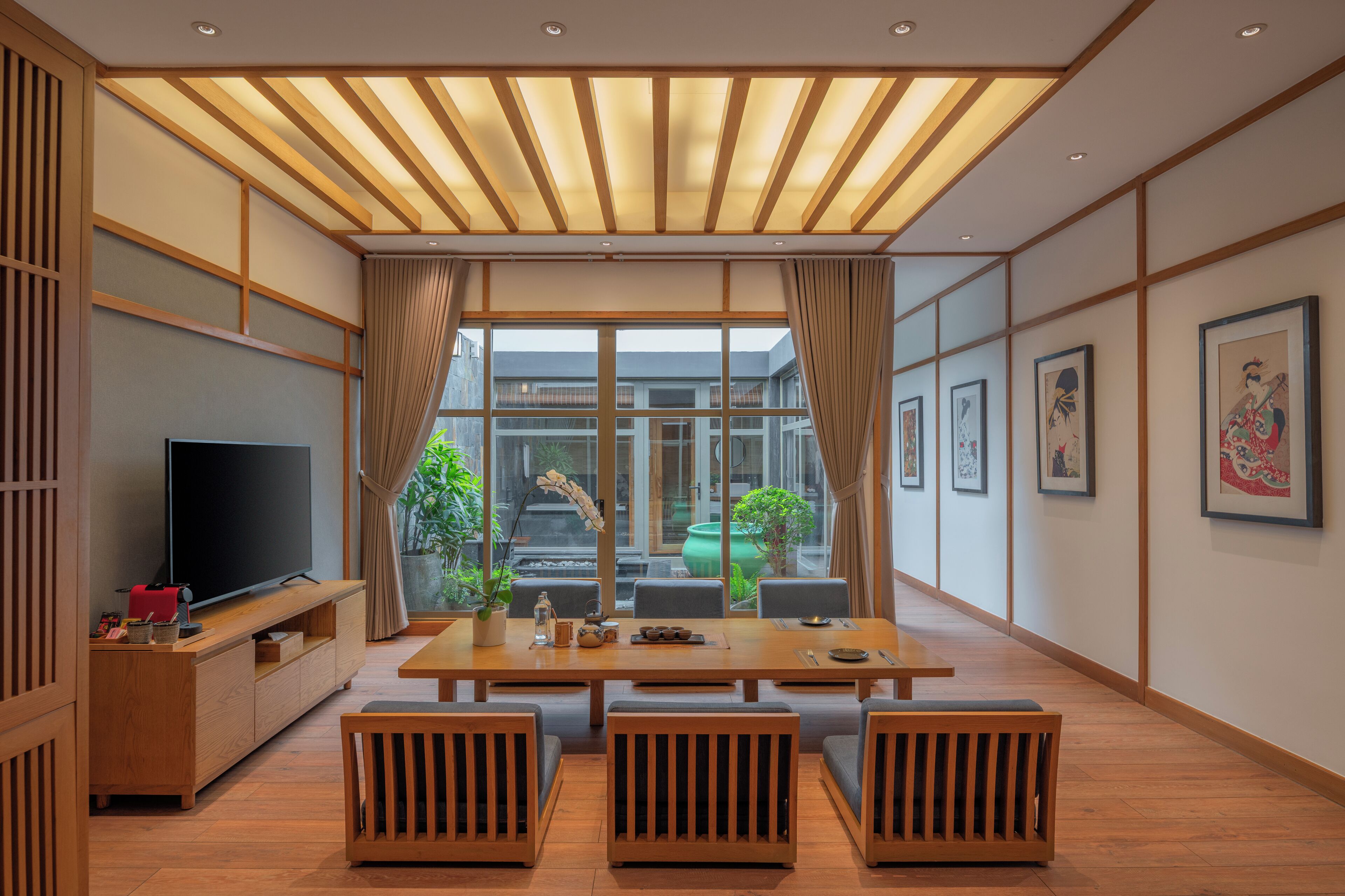 Junior Suite, 1 Katil Raja (King) | Bar mini, peti besi dalam bilik, meja, langsir/tirai gelap terus 