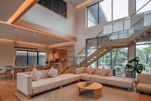 Villa Premium, 4 habitaciones | Zona de estar | Una Smart TV