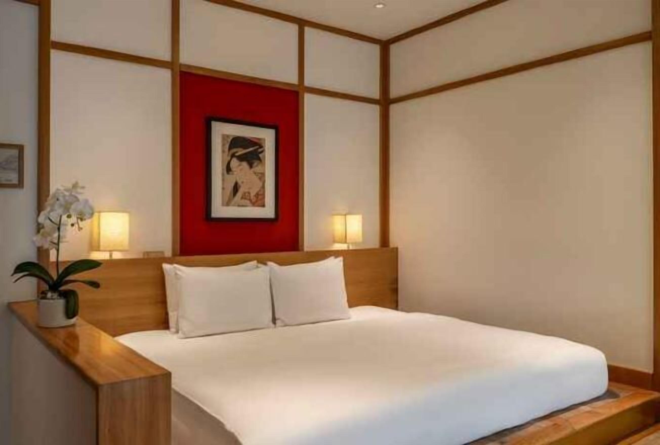 Minibar, caja de seguridad en la habitación y escritorio 