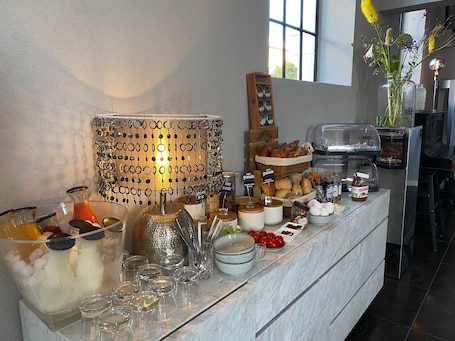 Desayuno completo los fines de semana (EUR 13.95 por persona)