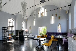 Daily full breakfast (EUR 13.95 per person)