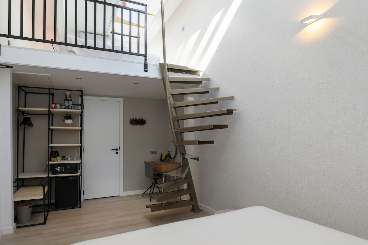 Design Studio Suite, 1 King Bed, Accessible, Non Smoking | Premium bedding, memory foam beds, minibar, in-room safe
