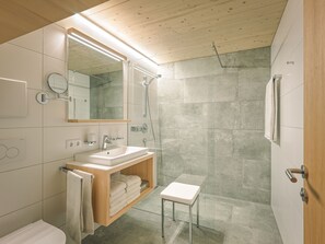 Een douche, een haardroger, handdoeken, zeep