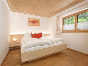 2 bedrooms, soundproofing, travel crib, WiFi
