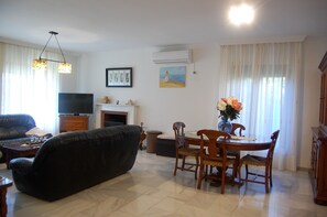 TV connectée, cheminée, livres