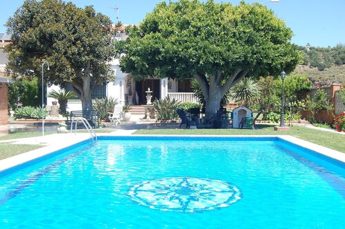 Magnificent villa with private pool 100 meters from the beach.