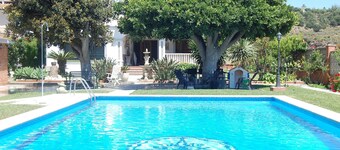 Magnificent villa with private pool 100 meters from the beach.
