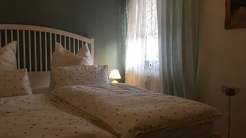 1 Schlafzimmer, Reisekinderbett, Bettwäsche