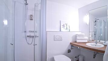 Haartrockner, Handtücher, Seife, Toilettenpapier